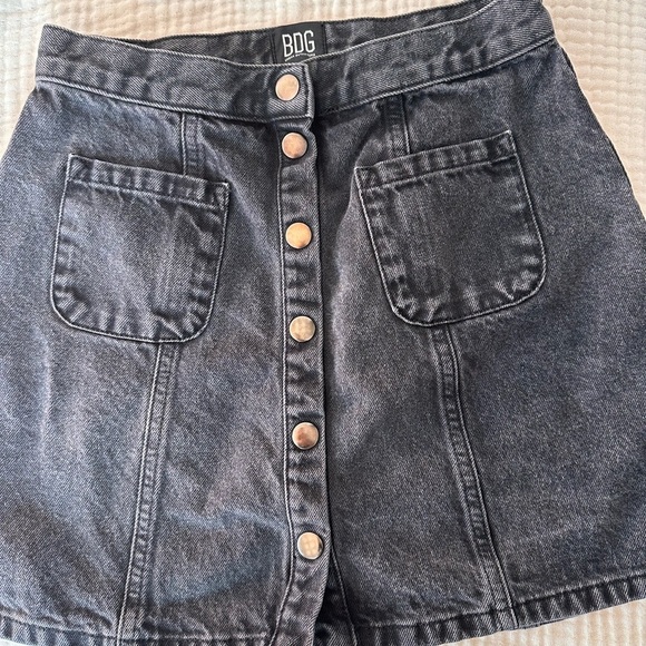 BDG Snap Front Mini Skirt Womens Size M A-Line Denim Faded Distressed Black - Picture 3 of 7